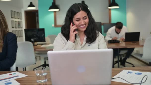 Gerente Negocios Sonriente Terminando Llamada Teléfono Inteligente Mientras Trabaja Una — Vídeo de stock