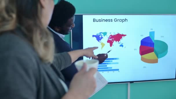 Captura Mão Gerente Masculino Preto Explicando Gráfico Gráfico Negócios Dar — Vídeo de Stock