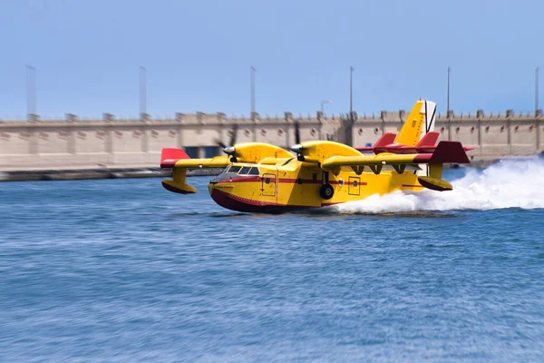 Yellow Seaplane Rippled Sea Water Splashes Blue Sky Summer Day — Stock Photo, Image