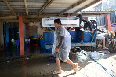 Vietnam 'da sokakta buz taşıyan etnik bir adam.