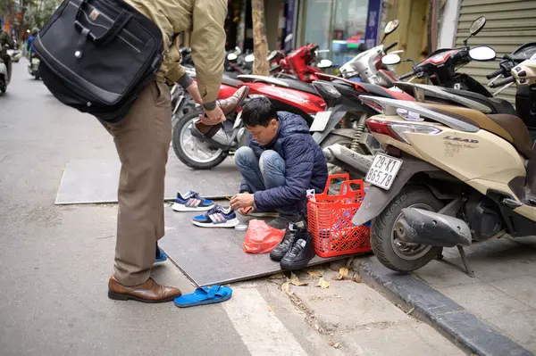 Mann Putzt Stiefel Auf Der Straße Umgeben Von Motorrädern — Stockfoto