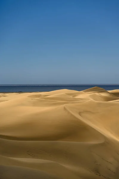 Malerischer Blick Auf Den Sandstrand Mit Gelb Blauem Himmel Bei — Stockfoto
