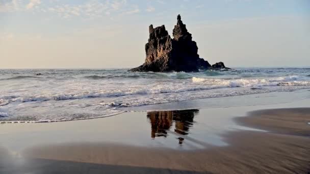 Vista Pitoresca Ondas Espumosas Oceano Rolando Praia Areia Contra Céu — Vídeo de Stock
