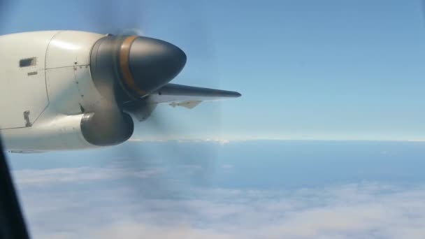 Hélice Vue Travers Fenêtre Avion Volant Contre Ciel Nuageux Par — Video