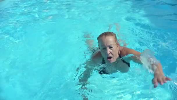 Strzał Zwolnionym Tempie Dopasowanej Dojrzałej Kobiety Strojach Kąpielowych Pływającej Błękitnej — Wideo stockowe