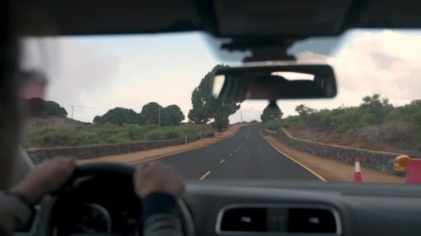 Tenerife Kırsalında Araba Sürerken Güneş Gözlüklü Isimsiz Birinin Arkasından Çekilen — Stok video