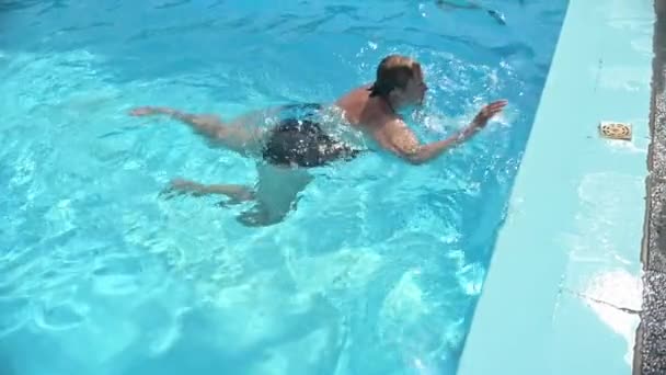 Dall Alto Della Donna Matura Attiva Costumi Bagno Nuotare Verso — Video Stock
