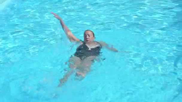 Van Boven Shot Van Volwassen Vrouw Zwemkleding Zwemmen Achteruit Schoon — Stockvideo
