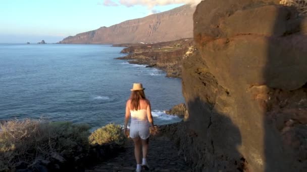 Visão Traseira Turista Feminino Irreconhecível Caminhando Direção Mar Ondulando Cercado — Vídeo de Stock