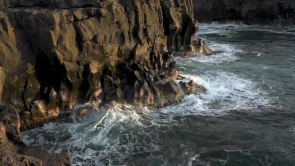 테네리페 시골에서 배경에 대하여 일광에 절벽의 날카로운 가장자리에 대하여 실시간 — 비디오