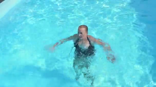 Arriba Tiro Mujer Madura Traje Baño Flotando Agua Clara Piscina — Vídeos de Stock