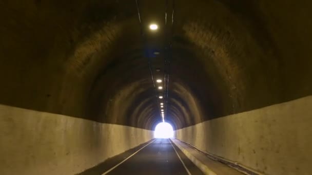 Aydınlatılmış Yeraltı Tünelinde Gerçek Zamanlı Hareket Sonunda Parmaklıklar Beton Duvarlar — Stok video