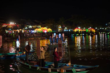 Geceleri şehrin arka planında dikilen gündelik giysiler içinde tanınmayan insanlar.