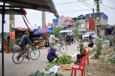 Güneşli bir günde sokakta elinde renkli şemsiyelerle yürüyen tanınmayan sıradan insanların yan görüntüsü.