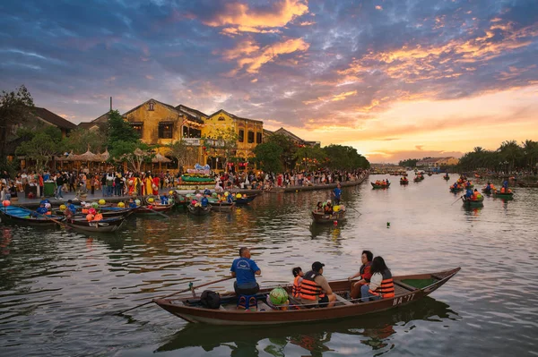 Grupo Personas Sentadas Barco Flotando Río Ondulado Contra Cielo Nublado — Foto de Stock