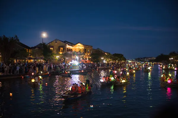 Personas Irreconocibles Sentados Barco Flotando Aguas Tranquilas Río Por Noche — Foto de Stock