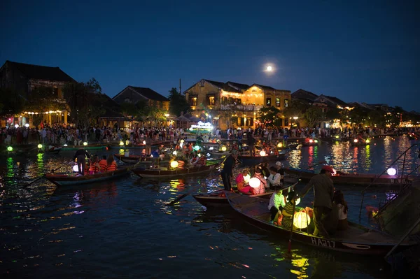 Pessoas Irreconhecíveis Sentadas Barco Flutuando Água Calma Canal Noite Cidade — Fotografia de Stock