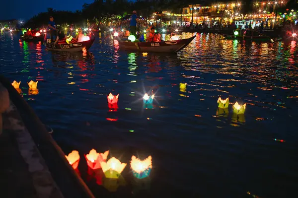 Vista Pitoresca Barcos Coloridos Água Calma Rio Noite Hora Verão — Fotografia de Stock