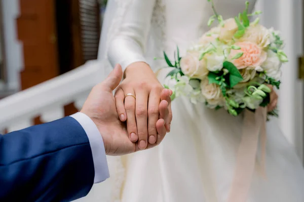 Жених Полях Костюме Держит Руку Невесту Золотым Кольцом Белом Свадебном — стоковое фото