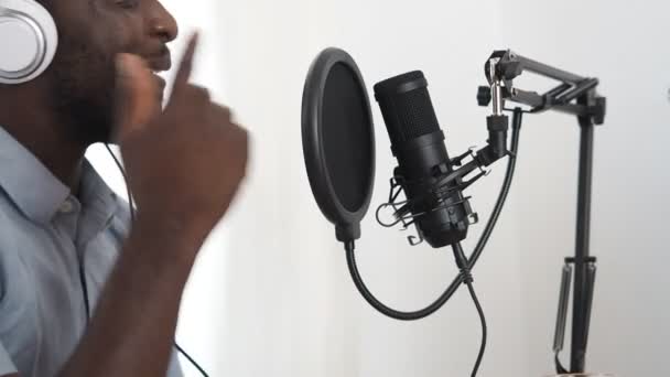 Вид Сбоку Жизнерадостного Афроамериканского Мужчины Наушниках Говорящего Микрофон Записывающего Подкаст — стоковое видео