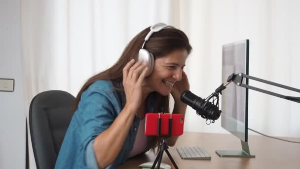 Positive Radiomoderatorin Mit Drahtlosen Kopfhörern Die Podcasts Aufnimmt Und Mikrofon — Stockvideo