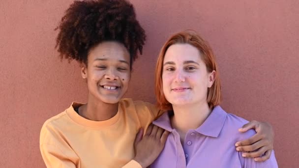 Temps Réel Jeune Couple Homosexuel Féminin Multiracial Tenue Décontractée Étreignant — Video