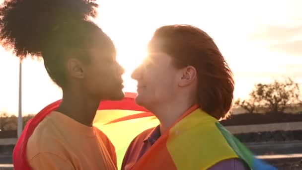 Реальное Время Счастливой Лесбийской Многонациональной Пары Нежно Целующейся Обнимающейся Завернутой — стоковое видео