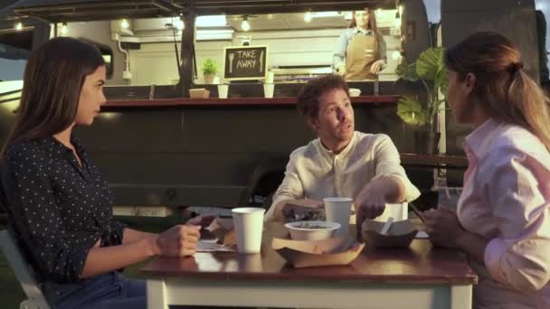 Beyaz Tişörtlü Yetişkin Bir Erkek Akşam Yemeği Sırasında Yemek Kamyonunun — Stok video