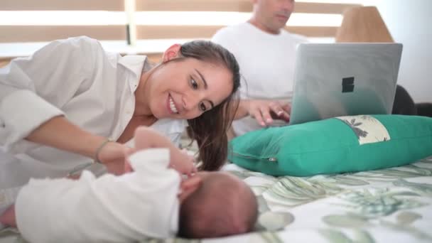 Ampliar Toma Mano Alegre Joven Madre Sonriendo Jugando Con Bebé — Vídeos de Stock