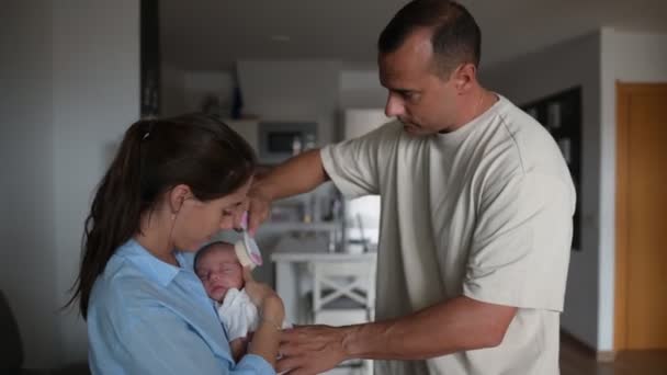Side Visning Fokuseret Far Børstning Hår Nyfødte Barn Sover Hænder – Stock-video
