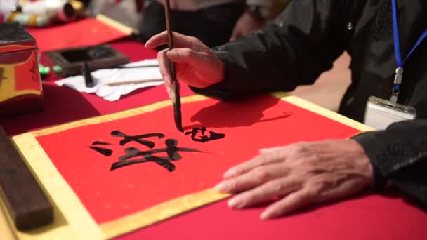 카드보드 마진을 테이블에 익명의 사람을 선별하는 중국어로 문자를 스튜디오에서 일한다 — 비디오