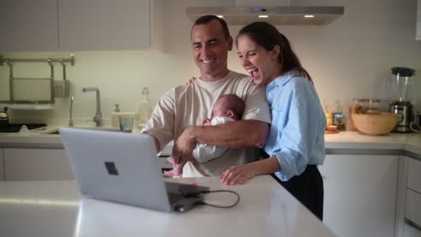Yeni Doğmuş Bir Bebekle Mutlu Bir Babanın Kamerasıyla Hafta Sonu — Stok video