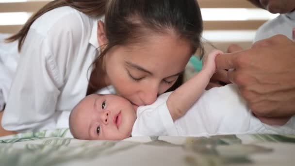 Toma Mano Cosecha Feliz Mamá Papá Besando Tocando Lindo Bebé — Vídeos de Stock