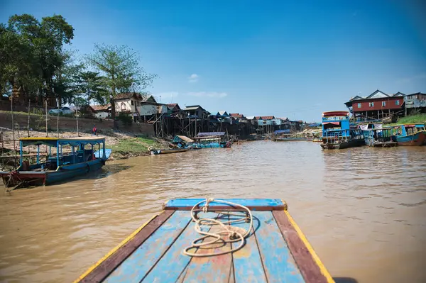 Dermaga Kayu Pada Air Sungai Berlumpur Dekat Rumah Rumah Penduduk — Stok Foto