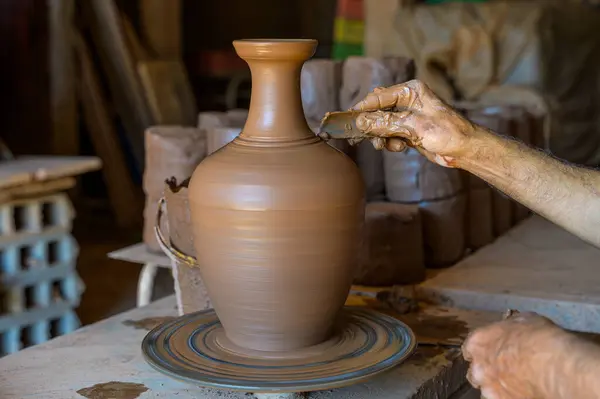 Crop Potter Creating Design Clay Vase While Shaping Vessel Wheel — Stock Photo, Image