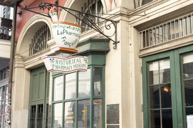New Orleans, Louisiana, ABD. 4 Kasım 2022. La Pharmacie Francaise yazan bir havan topu ve tokmak tabelası..