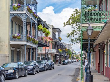 New Orleans, Louisiana, ABD. 4 Kasım 2022. Fransız Mahallesi 'ndeki binalar eski ama renkli ve ayrıntılı detaylarla dolu..