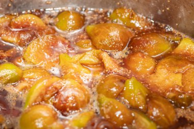 İncir konservesi yapmak için tencerede kaynayan incir hasadı..