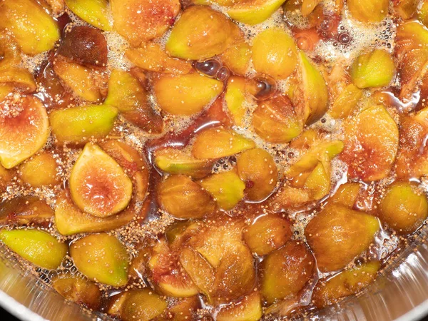 stock image A pot of boiling figs seen from above.