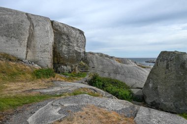 Norveç 'in kıyı şeridindeki kayalık bir alan boyunca taşların arasında eski adımlar dönüyor..
