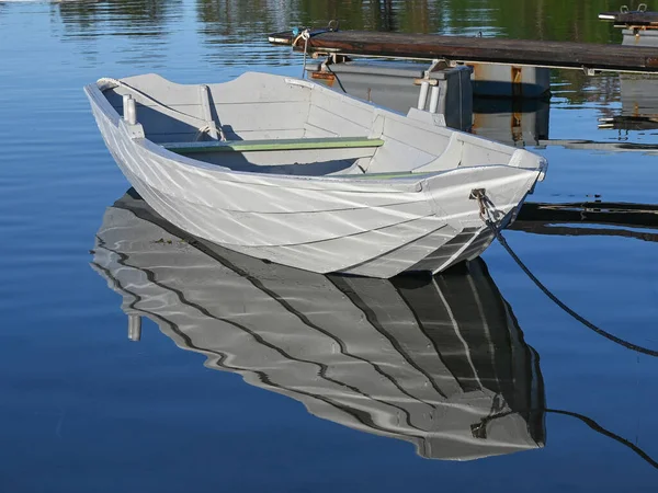 Ein Hölzernes Schlauchboot Spiegelt Sich Einem Frühen Sommermorgen Norwegen Blauen — Stockfoto