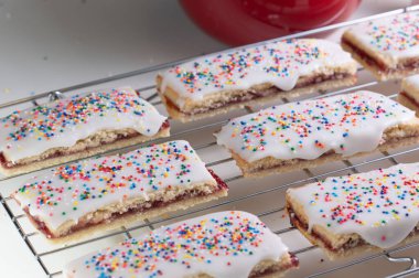 Buzlu pastalar serinletici rafta kurutuluyor..