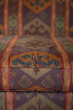 Kumaşı döşenmesi gereken eski bir kanepe..