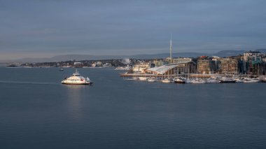 Oslo, Norveç. 7 Aralık 2023. Şehrin yakınındaki adalardan birinden Oslo limanına küçük bir feribot geliyor..