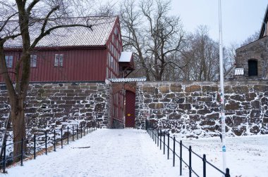 Oslo, Norveç. 7 Aralık 2023. Aralık ayının soğuk bir kış gününde 700 yıllık Akershus kalesine giriş manzarası.