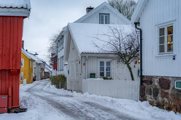 Tonsberg, Norveç. 9 Aralık 2023. Nordbyen bölgesi, 1690 yılında inşa edilmiş en eski ev olan kentin en eski evleriyle çevrili dar bir yoldan oluşuyor..