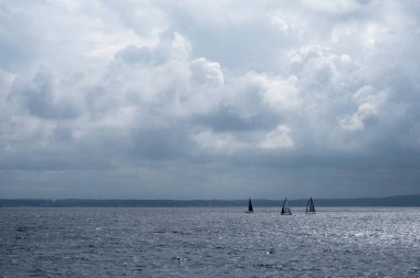 Norveç, Oslofjord 'da üç yelkenli. Ağır bulutlar ve yüksek rüzgarlarla dolu bir günde..