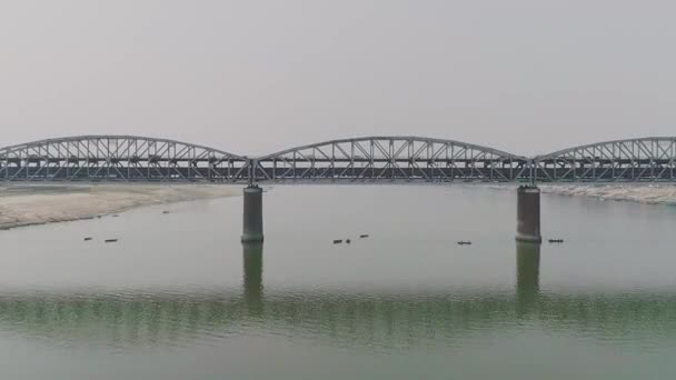 瓦拉纳西恒河上双层桥的摄像 它在印度北方邦巴纳拉斯下层的铁路轨道和上层的公路上运行 — 图库视频影像