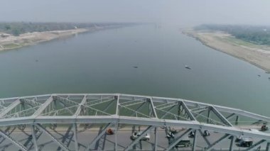 Varanasi 'deki Ganj Köprüsü' nün üzerindeki Çift Katlı Köprü 'nün Arial görüntüleri. Banaras, Uttar Pradesh, Hindistan 'da alt güvertede ve üst güvertede demiryolu hattını taşır..