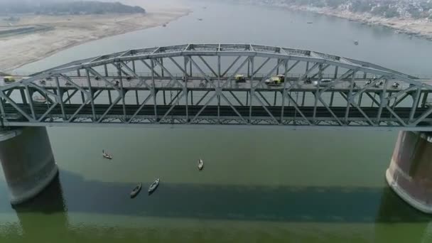 バラナシのゲンジに架かる2本のデッカー橋の海図 インドのウッタル プラデシュ州バナーラの上甲板と道路にレールトラックを運んでいます — ストック動画
